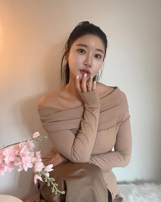 Berdasarkan berbagai kontennya, Sarah tampil menawan karena rutin merawat kecantikan dan menggunakan makeup yang minimalis tapi embuat wajah tampak muda. Begitu juga dengan gaya busana yang membuatnya bak remaja.  Foto: Instagram