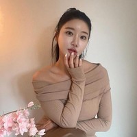 Berdasarkan berbagai kontennya, Sarah tampil menawan karena rutin merawat kecantikan dan menggunakan makeup yang minimalis tapi embuat wajah tampak muda. Begitu juga dengan gaya busana yang membuatnya bak remaja.  Foto: Instagram