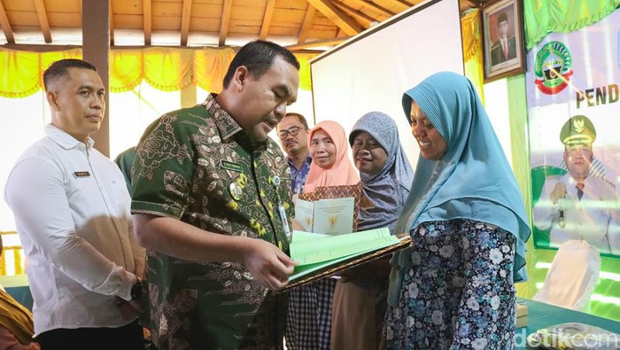 Secara simbolis Bupati Blora Arief Rohman membagikan 703 bidang tanah yang telah tersertifikat kepada warga Masyarakat Kelurahan Sonorejo, Blora, Kamis (21/12/2023).
