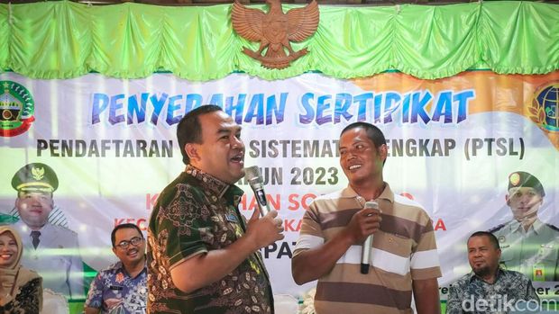 Secara simbolis Bupati Blora Arief Rohman membagikan 703 bidang tanah yang telah tersertifikat kepada warga Masyarakat Kelurahan Sonorejo, Blora, Kamis (21/12/2023).