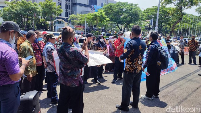 Sekelompok guru menggelar aksi di Semarang menuntut diangkat PPPK, Kamis (21/12/2023).