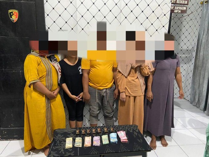 Sekelompok warga yang tengah asyik bermain judi domino digerebek petugas Polsek Kota Dompu pada Rabu malam (20/12/2023). (Foto: Istimewa)