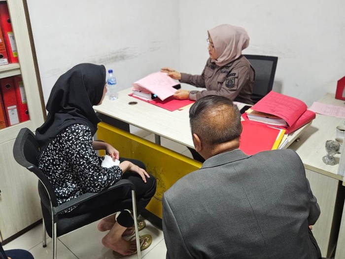 Selebgram Adelia Putri Salma dilimpahkan ke Kajari Bandar Lampung