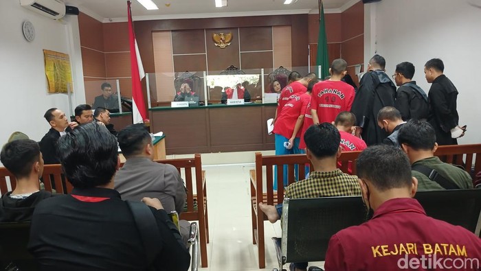 Sidang perdana 35 terdakwa demo bela Rempang yang rusuh depan kantor BP Batam digelar di PN Batam.(Alamudin Hamapu/detikSumut)
