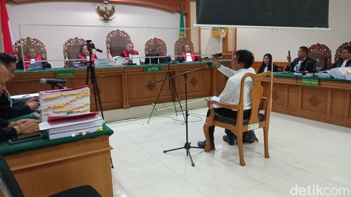 Eks rektor Antara merengek minta penangguhan penahanan di PN Tipikor Denpasar, Kamis (21/12/2023).