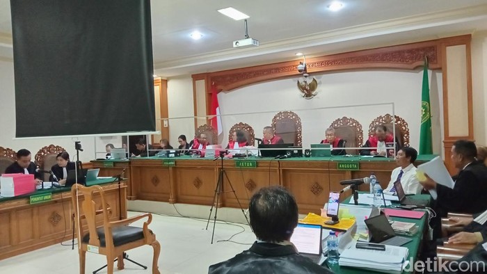Ahli Teknologi Informasi Kejaksaan Agung Irwan Arianto bersaksi secara daring di PN Tipikor Denpasar, Kamis (21/12/2023). (Aryo Mahendro/detikBali).
