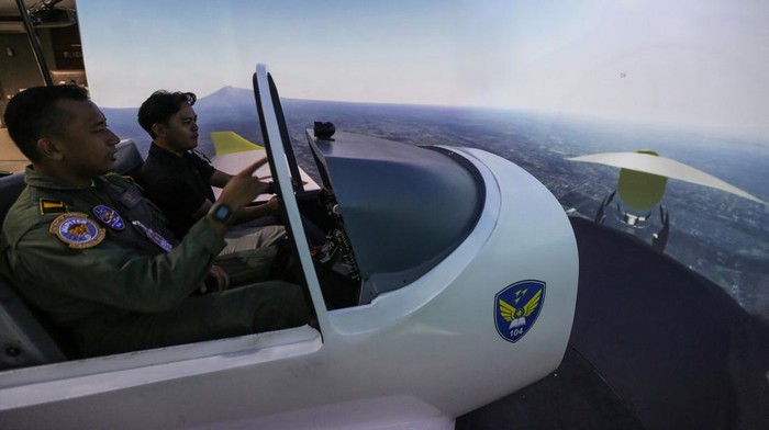 Instruktur penerbang menunjukkan pengunaan simulator pesawat kepada wartawan saat kunjungan di Skadik 104 Lanud Adisutjipto, Sleman, DI Yogyakarta, Kamis (21/12/2023).Skadron Pendidikan 104 Pangkalan TNI AU Adisutjipto memiliki delapan simulator Pesawat Grob G120 TP-A yang digunakan untuk membina kemampuan dan keterampilan para siswa penerbang. ANTARA FOTO/Asprilla Dwi Adha/Spt.