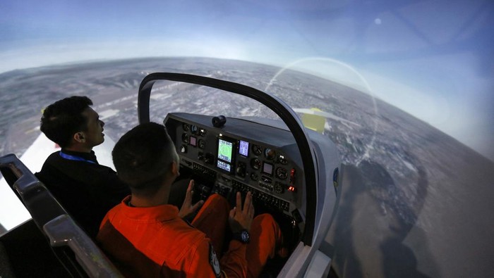 Instruktur penerbang menunjukkan pengunaan simulator pesawat kepada wartawan saat kunjungan di Skadik 104 Lanud Adisutjipto, Sleman, DI Yogyakarta, Kamis (21/12/2023).Skadron Pendidikan 104 Pangkalan TNI AU Adisutjipto memiliki delapan simulator Pesawat Grob G120 TP-A yang digunakan untuk membina kemampuan dan keterampilan para siswa penerbang. ANTARA FOTO/Asprilla Dwi Adha/Spt.