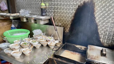 Hangat Kemepul! Soto Ayam Semarang yang Dimasak Pakai Kayu Bakar