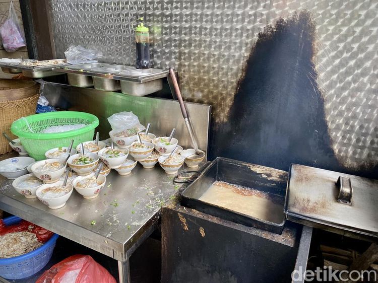 Hangat Kemepul! Soto Ayam Semarang yang Dimasak Pakai Kayu Bakar