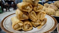 Menu pendampingnya pun beragam, ada mulai dari perkedel, lumpia, tempe, dan aneka sate-satean. Semuanya tersaji di meja masing-masing pelanggan. Foto: detikcom