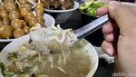 Hangat Kemepul! Soto Ayam Semarang yang Dimasak Pakai Kayu Bakar
