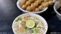 Seporsi soto ayam di sini dibanderol Rp 12.000. Sotonya disajikan menggunakan mangkok berukuran kecil dengan diameter sekitar 12 cm. Foto: detikcom