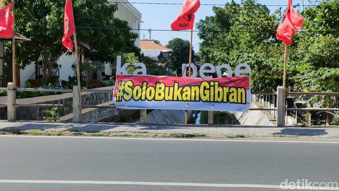 Spanduk bertulisan #SoloBukanGibran di Jembatan Kali Pepe, Gilingan, Kota Solo, Kamis (21/12/2023).