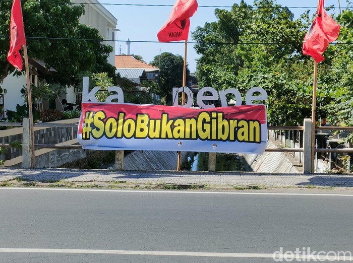 Spanduk bertulisan #SoloBukanGibran di Jembatan Kali Pepe, Gilingan, Kota Solo, Kamis (21/12/2023).
