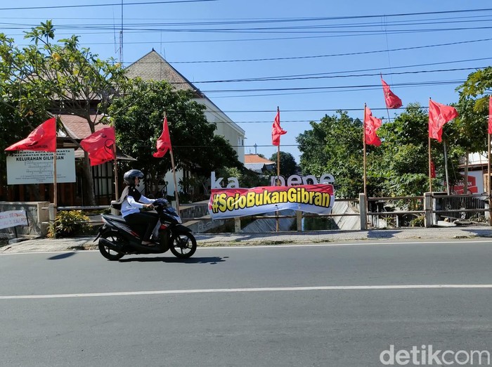 Spanduk bertulisan #SoloBukanGibran di Jembatan Kali Pepe, Gilingan, Kota Solo, Kamis (21/12/2023).