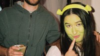 Selain menikmati makanan khas Indonesia, Stephanie Poetri juga sering hangout bersama kekasihnya. Keduanya ikut merayakan pesta halloween dengan menikmati segelas minuman segar. Foto: Instagram/stephaniepoetri