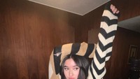 Stephanie Poetri merupakan penyanyi sekaligus putri dari diva Titi DJ. Ia menetap di Amerika Serikat untuk pendidikan hingga meniti karirnya. Foto: Instagram/stephaniepoetri