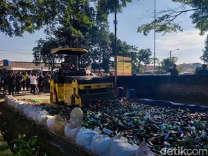 Picu Aksi Geng Motor di Cimahi, 11.219 Botol Miras Ilegal Digilas Stoom