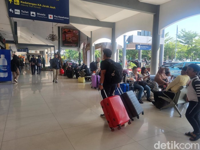 Suasana calon penumpang KA di Stasiun Gubeng Surabaya.
