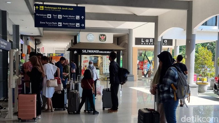 Suasana calon penumpang KA di Stasiun Gubeng Surabaya.