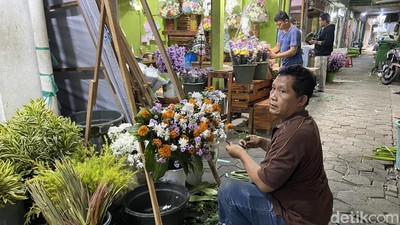 Jelang Nataru Pasar Bunga Kayoon Ramai Pembeli