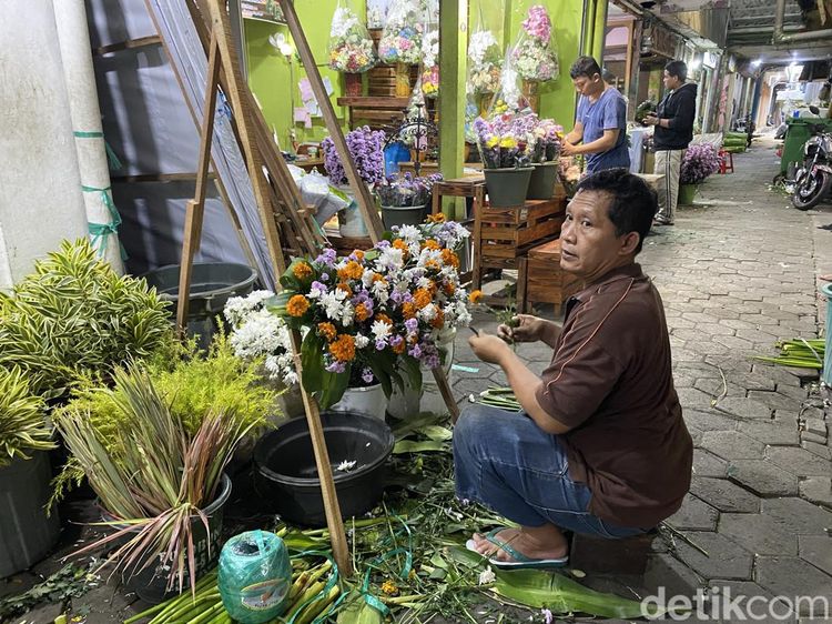 Jelang Nataru Pasar Bunga Kayoon Ramai Pembeli