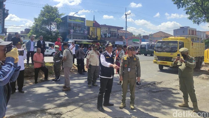 Suasana ekseskusi lahan sebidang di akses keluar Tol Malang