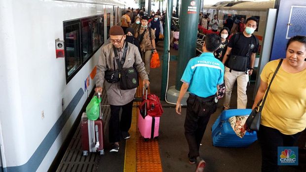 Suasana lalu lalang penumpang di Stasiun Gambir, Jakarta, Kamis, (21/12/2023). (CNBC Indonesia/Muhammad Sabki)