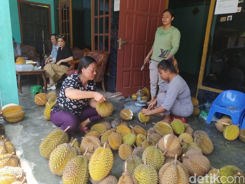 Suasana penjual durian di Mantenan, Candimulyo, Kabupaten Magelang, Kamis (21/12/2023).