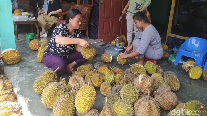 Suasana penjual durian di Mantenan, Candimulyo, Kabupaten Magelang, Kamis (21/12/2023).
