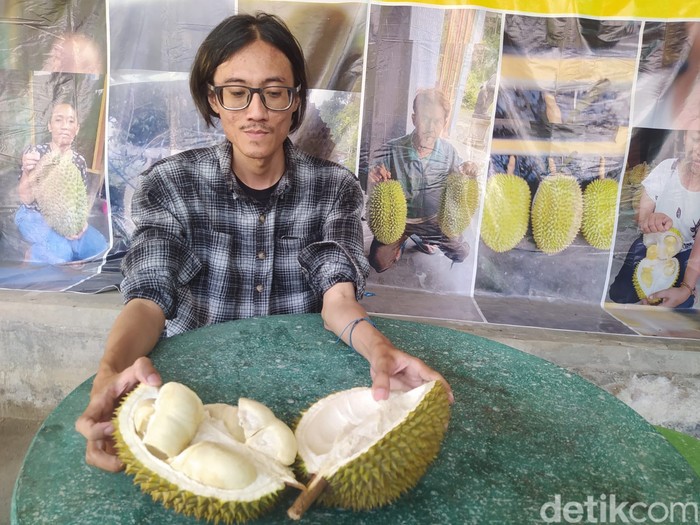 Suasana penjualan durian di Mantenan, Candimulyo, Kabupaten Magelang, Kamis (21/12/2023).