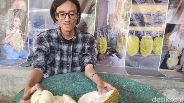 Suasana penjualan durian di Mantenan, Candimulyo, Kabupaten Magelang, Kamis (21/12/2023).