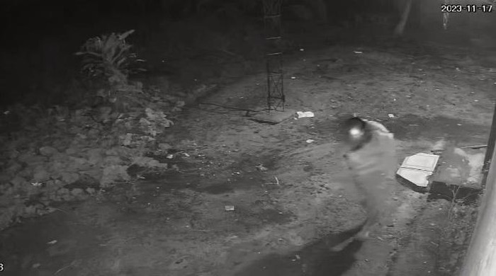 Tangkapan layar CCTV pelaku saat keluar dari rumah korban. (dok. Warga)