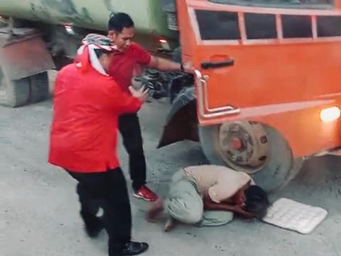 Tangkapan layar oknum ajudan Bupati Kubar aniaya brutal sopir truk. Dokumen Istimewa