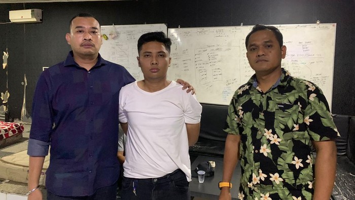 Terdakwa kasus UU ITE Bintang Mahesa Supriyadi ditangkap usai kabur saat hendak sidang di PN Makassar.