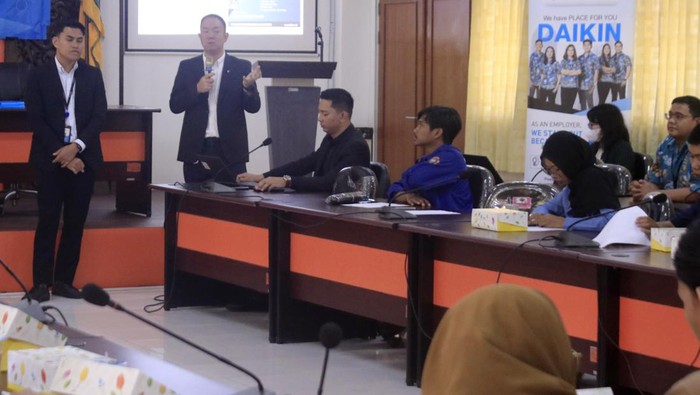 Tingkatkan Wawasan Industri Tata Udara ke Mahasiswa di Samarinda PT. Daikin Airconditioning Indonesia (Daikin) kembali mengadakan sesi kuliah khusus yang mengusung topik utama seputar industri solusi tata udara. Seperti apa?