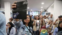 Para peserta diskusi berfoto bersama seusai acara. 