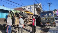 Diduga Rem Blong, Truk Bermuatan Pasir Tabrak Rumah-Ruko Di Sukabumi