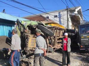 Diduga Rem Blong, Truk Bermuatan Pasir Tabrak Rumah-Ruko di Sukabumi