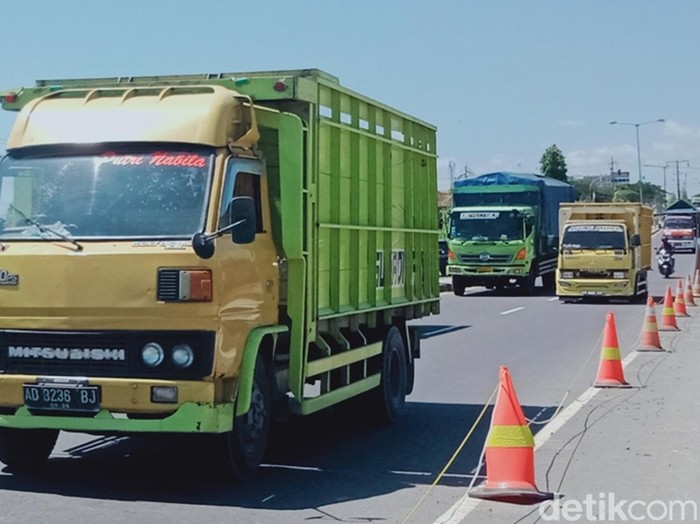 Truk melintas di jalan Jogja-Solo, Kecamatan Ceper, Klaten, Kamis (21/12/2023) siang.