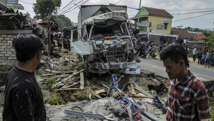 Warga mengamati truk yang mengalami kecelakaan di Gekbrong, Kabupaten Cianjur, Jawa Barat, Kamis (21/12/2023). Penyebab kecelakaan truk tersebut masih dalam penyelidikan pihak berwajib. ANTARA FOTO/Henry Purba/agr/tom.