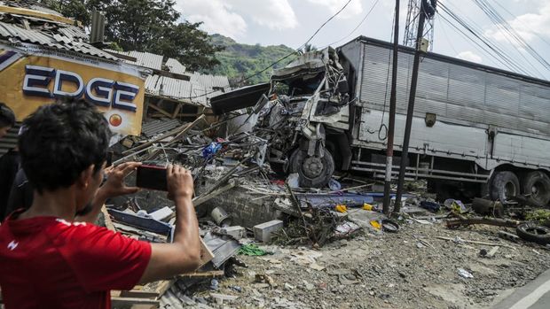 Warga mengamati truk yang mengalami kecelakaan di Gekbrong, Kabupaten Cianjur, Jawa Barat, Kamis (21/12/2023). Penyebab kecelakaan truk tersebut masih dalam penyelidikan pihak berwajib. ANTARA FOTO/Henry Purba/agr/tom.