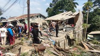 Petugas pemadam kebakaran dan kepolisian menyisir seluruh bagian bangunan. Sebab, diduga masih ada korban lainnya akibat kecelakaan tersebut. (Ikbal Selamet/detikcom)