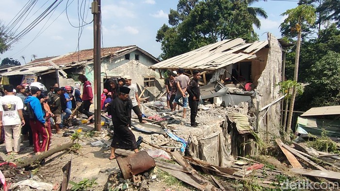 Truk tronton menabrak sejumlah kendaraan dan rumah di Jalan Raya Cianjur-Sukabumi