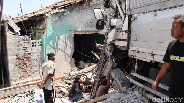 Truk tronton mengalami kecelakaan di jalur Gekbrong