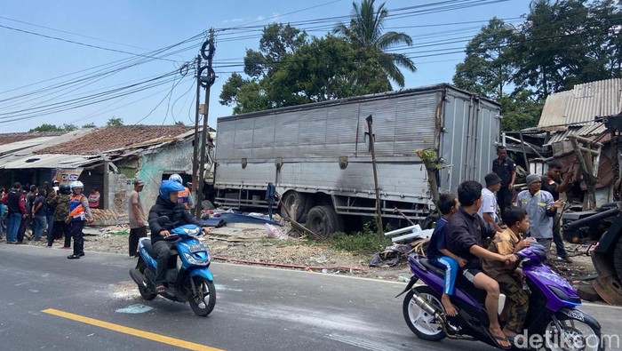 Truk tronton mengalami kecelakaan di jalur Gekbrong