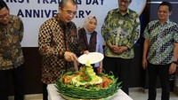 Peringatan First Trading Day dilaksanakan secara sederhana namun hikmat di Kantor JFX, Jakarta. Pada kesempatan tersebut JFX juga memberikan hadiah kepada para pemenang kompetisi trading Universitas. Tujuan kompetisi trading ini untuk meningkatkan awareness masyarakat, khususnya para mahasiswa yang berpartisipasi agar dapat menjadi penerus yang memajukan industri PBK.