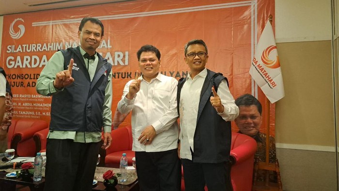 Warek II Umgo Salahudin Pakaya (kanan) dan Warek III Apris Tilome (kiri) saat menghadiri acara pemenangan AMIN.