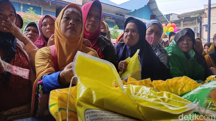 Warga antre membeli beras murah di pasar tradisional KM 5.